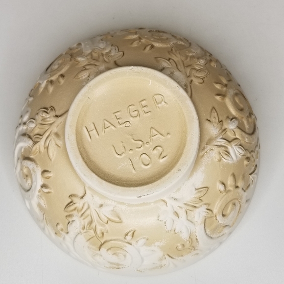 Haeger 102 Pedestal Bowl Beige Cream Tan Embossed Scroll Leaf Pattern USA - Picture 5 of 12